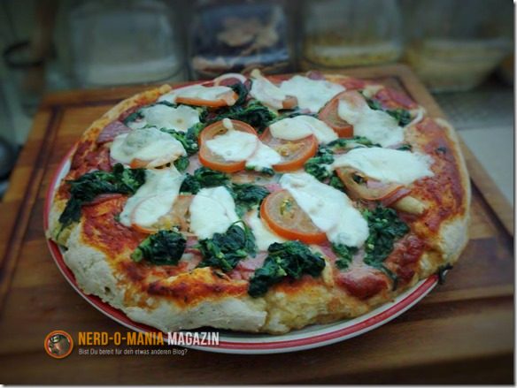 Pizza mit Spinat und Lachs