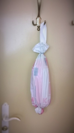 nackenrolle aufgehängt