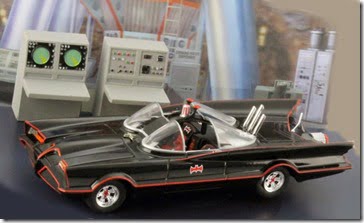 Batmobil Modell mit Bathöhle