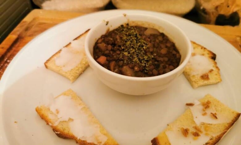 Linseneintopf mit Brot