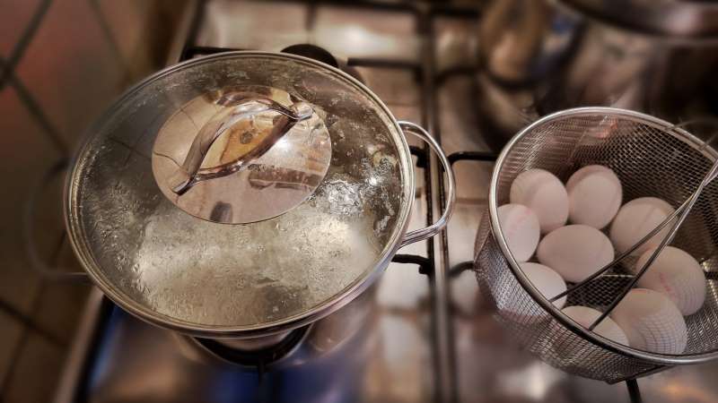 das perfekte 7 Minuten Ei - kochendes Wasser und Eier im Gareinsatz